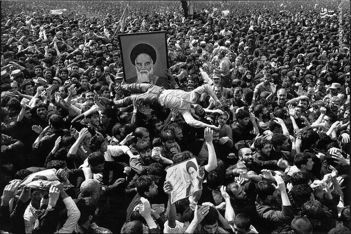 عکسی ماندگار از مراسم تشییع پیکر امام(ره) عکسی ماندگار از مراسم تشییع پیکر امام(ره)