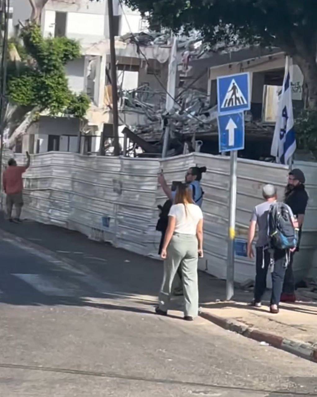 بازدید پهلویپرستها از مناطق جنگزده اسرائیل و گورستان تلآویو!+عکس بازدید پهلویپرستها از مناطق جنگزده اسرائیل و گورستان تلآویو!+عکس