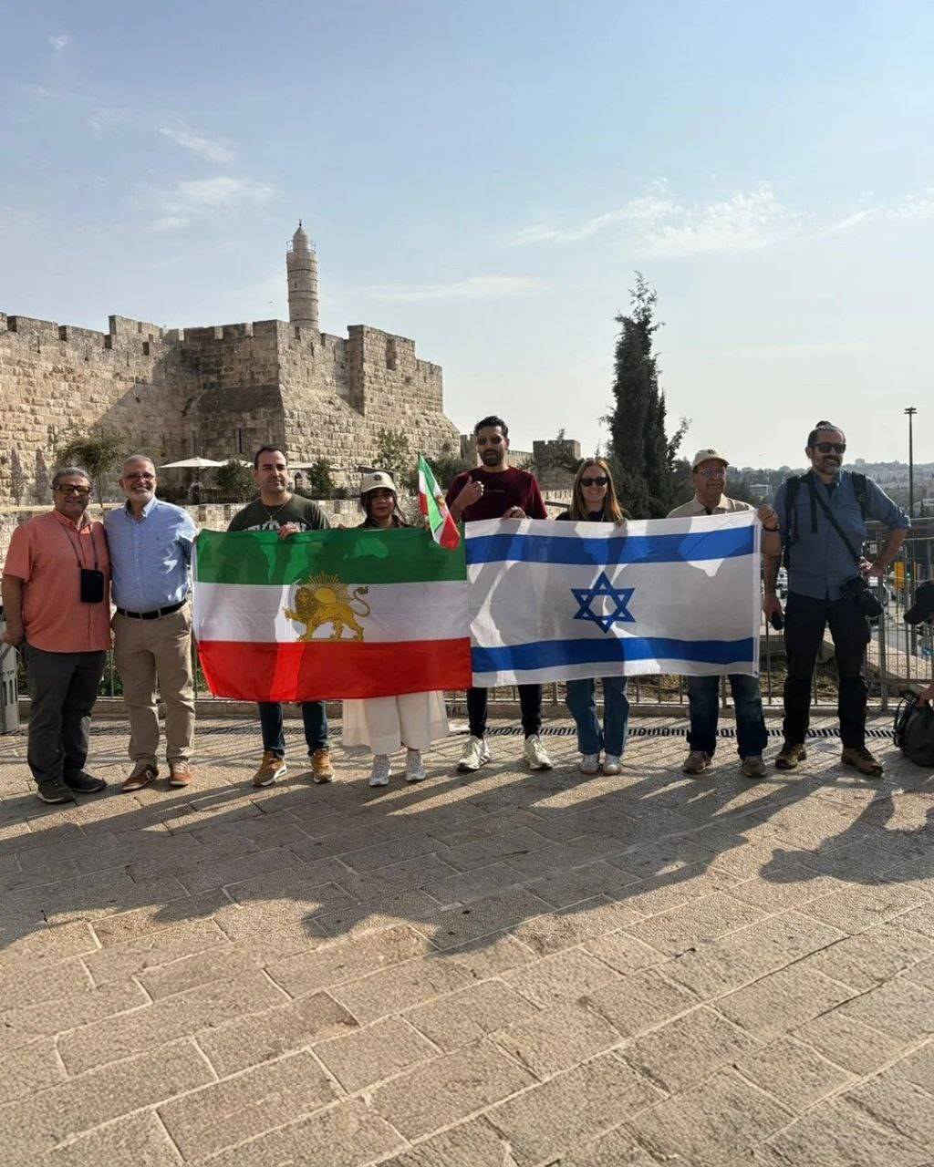 بازدید پهلویپرستها از مناطق جنگزده اسرائیل و گورستان تلآویو!+عکس بازدید پهلویپرستها از مناطق جنگزده اسرائیل و گورستان تلآویو!+عکس